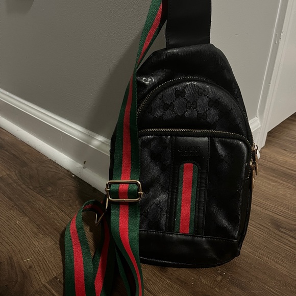 Gucci Black crossbody bag with Green and Red Strap - Picture 1 of 4